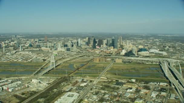 Vista Aérea Margaret Hill Hunt Carretera Elevada Vehículos Puente Rascacielos — Vídeos de Stock