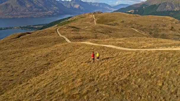 Drone Aéreo Jovens Caminhantes Aventura Caucasianos Com Mochilas Desfrutando Trekking — Vídeo de Stock