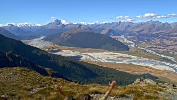 意欲的なニュージーランドをマウント で山の頂上に成功を達成を祝う白人冒険男性ハイカーの空中ドローン — ストック動画