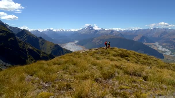 年轻活跃的高加索探险徒步旅行者的空中无人机徒步保持适合有抱负的南岛新西兰 — 图库视频影像