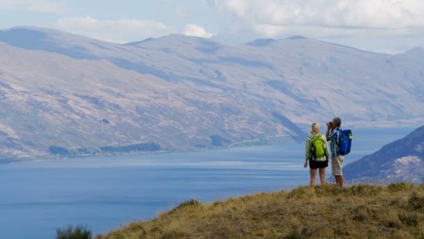 Alkalmas Érett Kaukázusi Pár Túrázás Néz Panoráma Távcső Szabadtéri Remarkables — Stock videók