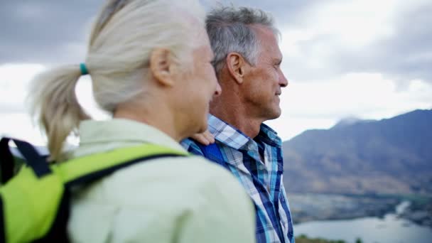 Fitte Ältere Kaukasische Paar Mit Rucksäcken Wandern Gesund Halten Die — Stockvideo