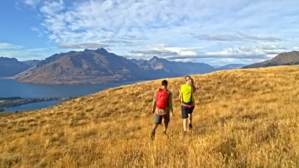 Vue Aérienne Drone Des Randonneurs Aventure Caucasiens Plein Air Nature — Video