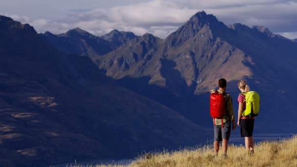 Unga Aktiva Friska Kaukasiska Manlig Och Kvinnlig Trekking Naturen Remarkables — Stockvideo