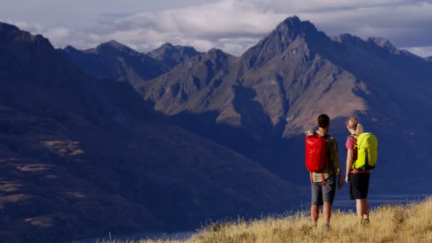 Jeune Actif Sain Caucasien Mâle Femelle Nature Trekking Des Remarquables — Video