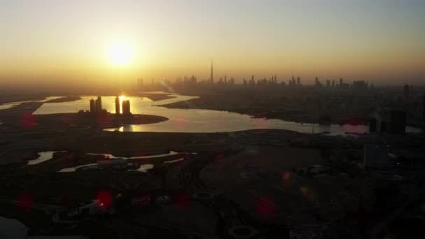 Aerial Stadsutsikt Vid Solnedgången Skyskrapor Dubai Creek Kommersiell Byggnad Business — Stockvideo