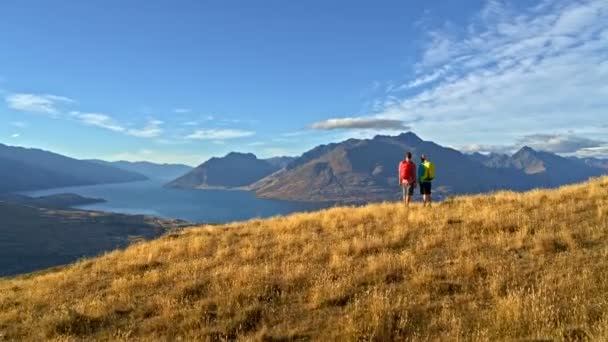 自然で リマーカブルズ湖ワカティプ ニュージーランド南島ハイキング アクティブな白人の冒険旅行者の空中ドローン — ストック動画