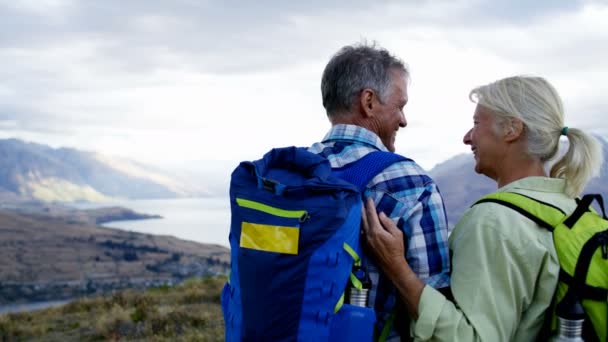 幸せなフィット白人男性と女性シニア様に維持するハイキングに合わせてマウント アスパイア リング湖ワカティプ ニュージーランド — ストック動画