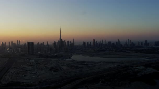 空中日落景观迪拜小河商业建筑开发区阿拉伯联合酋长国波斯湾中东迪拜 — 图库视频影像
