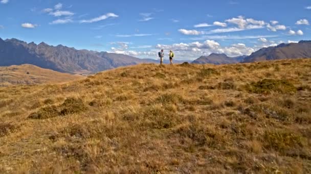 空中无人机适合退休的白种情侣在 Remarkables 南岛新西兰户外徒步旅行 — 图库视频影像