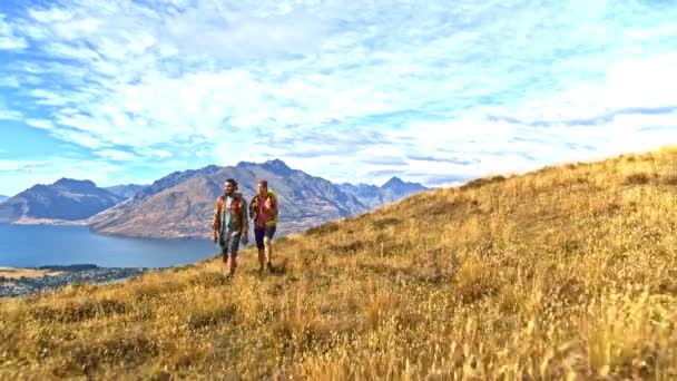 在新西兰奥塔哥湖瓦卡蒂普的景观中享受徒步旅行的年轻高加索探险徒步旅行者的空中无人机视图 — 图库视频影像