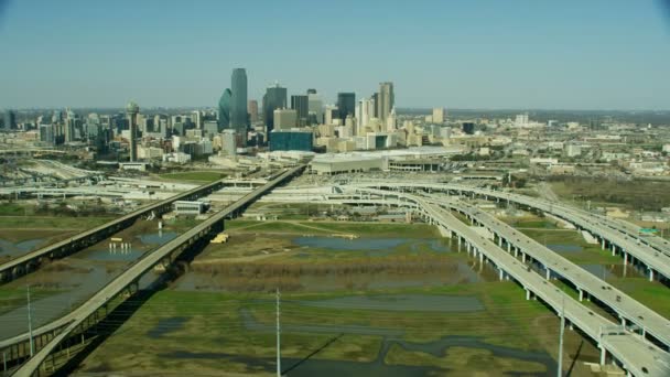 Yükseltilmiş Araç Otoyol Trinity Nehri Downtown Finans Bölgesine Gökdelenler Dallas — Stok video