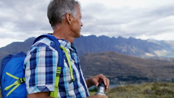 Caucásico Senior Viajero Masculino Con Mochila Teniendo Descanso Disfrutando Los — Vídeos de Stock