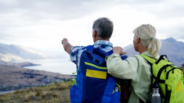 Glücklich Gesunden Kaukasischen Männlichen Und Weiblichen Senioren Wandern Urlaub Trekking — Stockvideo