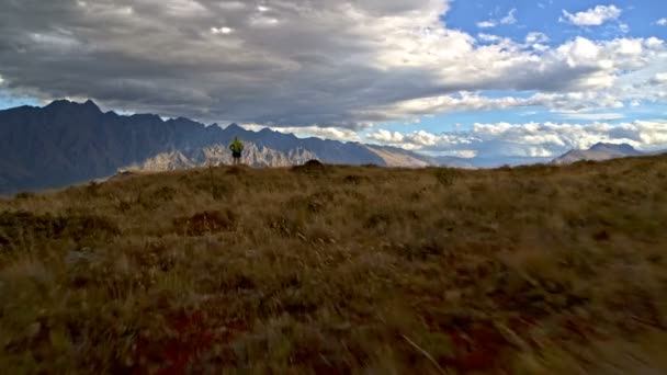 Légi Drone Aktív Kaukázusi Vezető Élvezi Túrázás Remarkables Lake Wakatipu — Stock videók