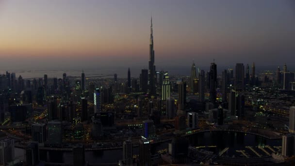 Dubai Maart 2018 Luchtfoto Zonsondergang Verlichte Stadszicht Burj Khalifa Downtown — Stockvideo