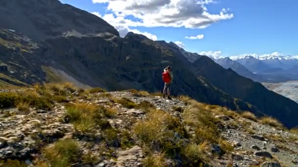 Antenn Drönare Friska Kaukasiska Manlig Hiker Sin Vandring Äventyr Expedition — Stockvideo