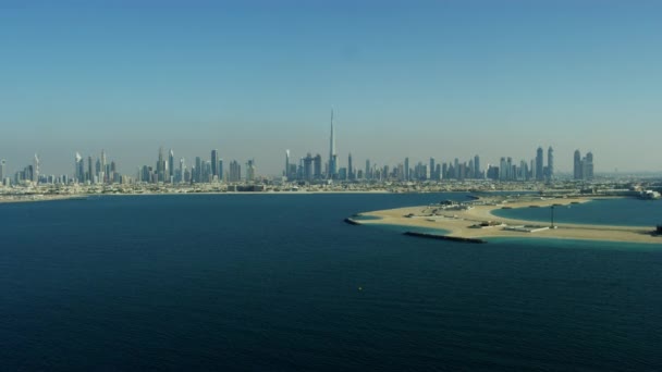 Daria 岛和哈里发城摩天大楼的空中海岸线景观阿联酋波斯湾中东迪拜 — 图库视频影像