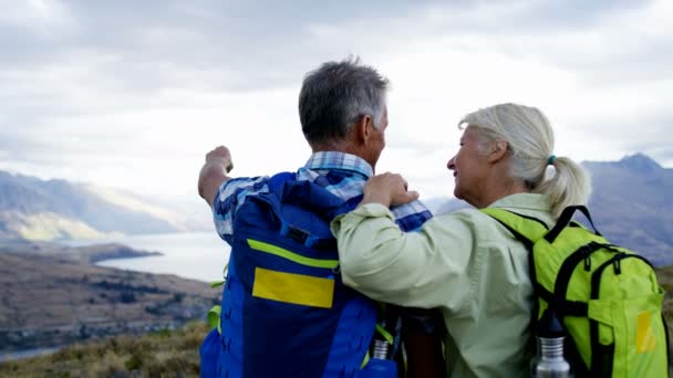バックパック ハイキング健康リマーカブルズ山アスパイア リング ニュージーランドを維持すると成熟した白人カップルを愛する — ストック動画