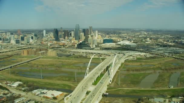 Margaret Mcdermott Köprüsü Araç Karayolu Trinity Nehri Şehir Gökdelenler Dallas — Stok video