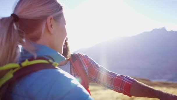 Ajuste Caucásico Equipo Masculino Femenino Aire Libre Disfrutando Expedición Aventura — Vídeo de stock