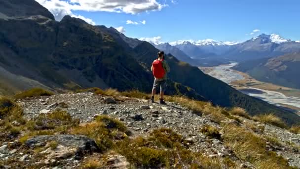 Vista Aérea Drone Jovens Caucasianos Aventura Viajante Masculino Trekking Deserto — Vídeo de Stock