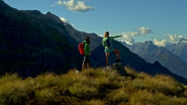 Drone Aérien Jeunes Couples Actifs Aventure Caucasiens Plein Air Pendant — Video