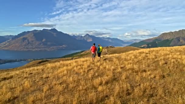 Drone Aéreo Aventura Caucásica Senderistas Masculinos Femeninos Con Mochilas Disfrutando — Vídeos de Stock