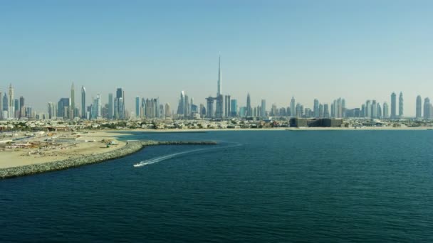 海岸边海岸线海滩观哈里发和城市摩天大楼阿拉伯联合酋长国波斯湾中东迪拜 — 图库视频影像