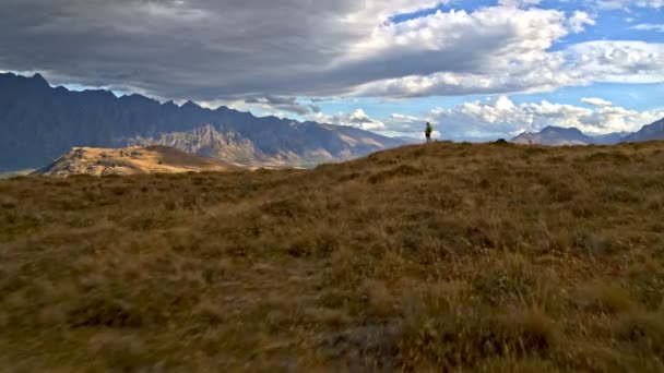 Drone Aéreo Mulher Caucasiana Aposentada Ativa Com Binóculos Desfrutando Trekking — Vídeo de Stock