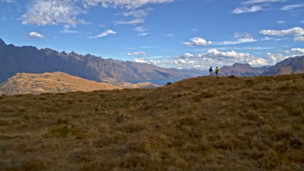 Antenowe Drone Zdrowe Kaukaski Męskich Żeńskich Seniorów Przerwę Spaceru Mount — Wideo stockowe