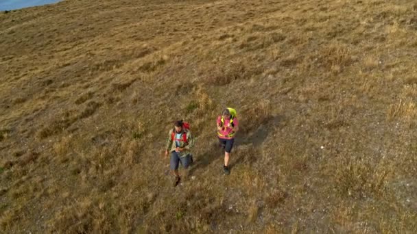 Vue Aérienne Drone Couple Aventure Caucasien Heureux Promenant Dans Nature — Video