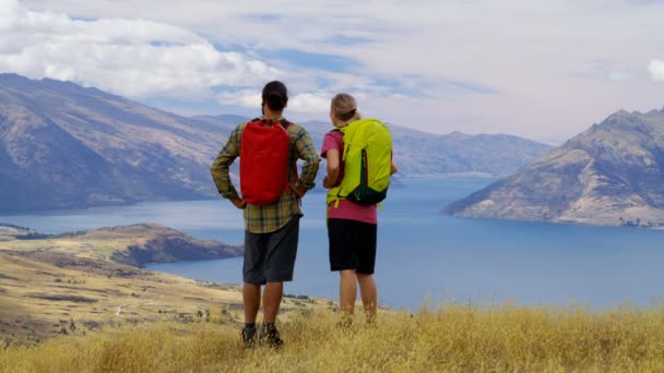 Jonge Actieve Gezonde Kaukasische Mannelijke Vrouwelijke Trekking Aard Van Mount — Stockvideo