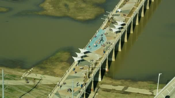 Continental Köprü Trinity Nehri Turist Yaya Park Havadan Görünümü Karayolu — Stok video