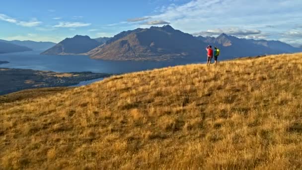 Vue Aérienne Par Drone Des Voyageurs Caucasiens Actifs Plein Air — Video