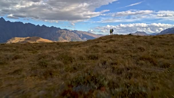 空中无人机的活跃高加索男性和女性高级旅行者徒步保持健康的有抱负的瓦卡蒂普湖新西兰 — 图库视频影像