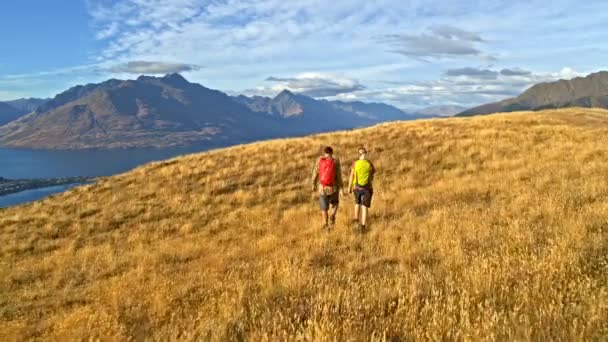 リマーカブルズ フィヨルドランド国立公園ニュージーランドの荒野を歩く若い白人冒険人の空中ドローン ビュー — ストック動画