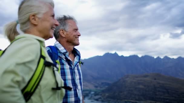 Glimlachend Gezonde Kaukasische Mannelijke Vrouwelijke Senior Wandelaars Uitgaven Vakantie Wandelen — Stockvideo