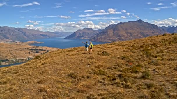 空中无人机适合成熟的白种情侣与背包徒步旅行 以保持健康的 Remarkables 山有抱负的新西兰 — 图库视频影像