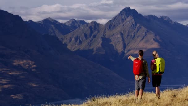 Mladá Fit Kavkazských Dobrodružství Pár Venku Jejich Dovolené Trekking Remarkables — Stock video