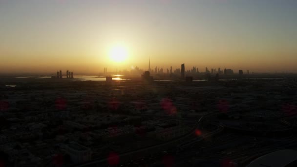 空中日落景观迪拜小河商业建筑发展车辆公路阿拉伯联合酋长国波斯湾中东迪拜 — 图库视频影像