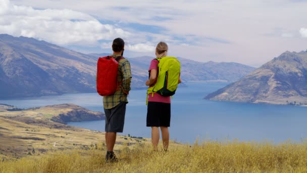 Passen Kaukasische Avontuur Paar Buitenshuis Uitgaven Hun Vakantie Wandelen Remarkables — Stockvideo