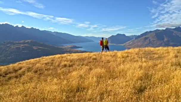 Vista Aérea Del Avión Tripulado Los Excursionistas Caucásicos Activos Hombres — Vídeo de stock