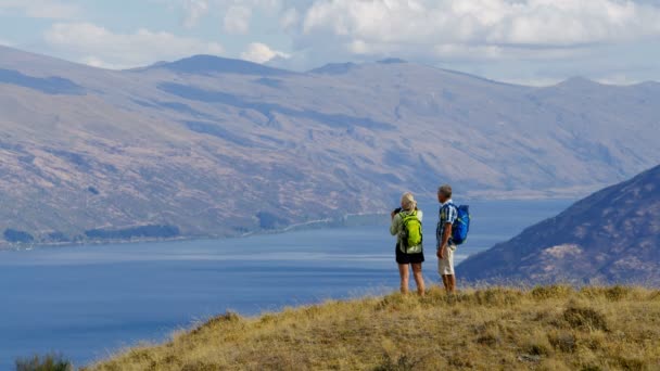 Aktiva Pensionerat Kaukasiska Par Med Kikare Njuter Semester Vandring Remarkables — Stockvideo