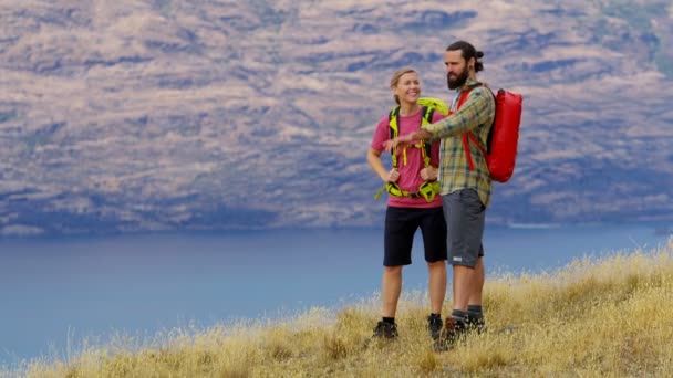 Jovens Caucasianos Aventura Caminhantes Masculinos Femininos Desfrutando Caminhadas Natureza Lago — Vídeo de Stock