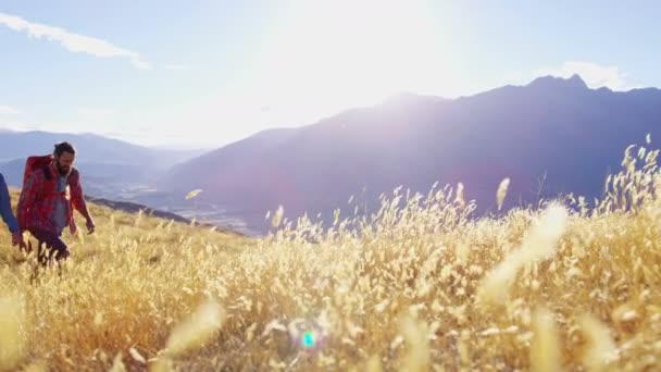 Adatto Coppia Avventura Caucasica Sulla Loro Vacanza Trekking Remarkables Lago — Video Stock