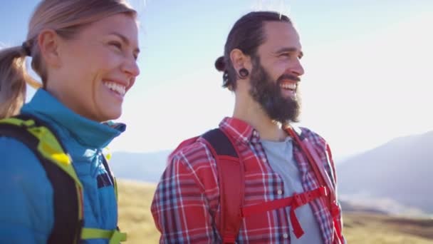 积极健康的白种男性和女性徒步旅行者徒步游览新西兰瓦卡蒂普湖的景观 — 图库视频影像