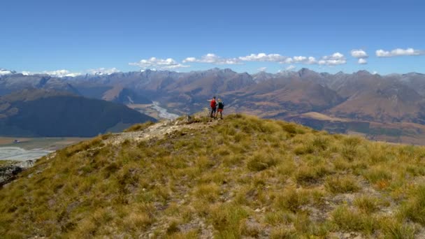 空中无人机观看年轻的高加索探险徒步旅行者徒步旅行户外荒野的抱负国家公园新西兰 — 图库视频影像