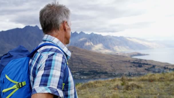 Portrait Heureux Confiant Caucasien Senior Randonneur Trekking Des Remarkables Fjords — Video