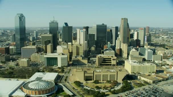 ダラス 2018 航空写真ビュー金融地区都市高層ビル高架高速道路の交通はダウンタウン郊外都市ダラス テキサス州アメリカ — ストック動画